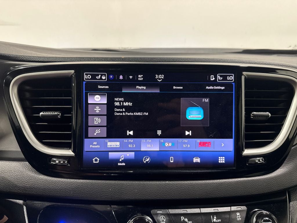 2025 Chrysler Pacifica Select