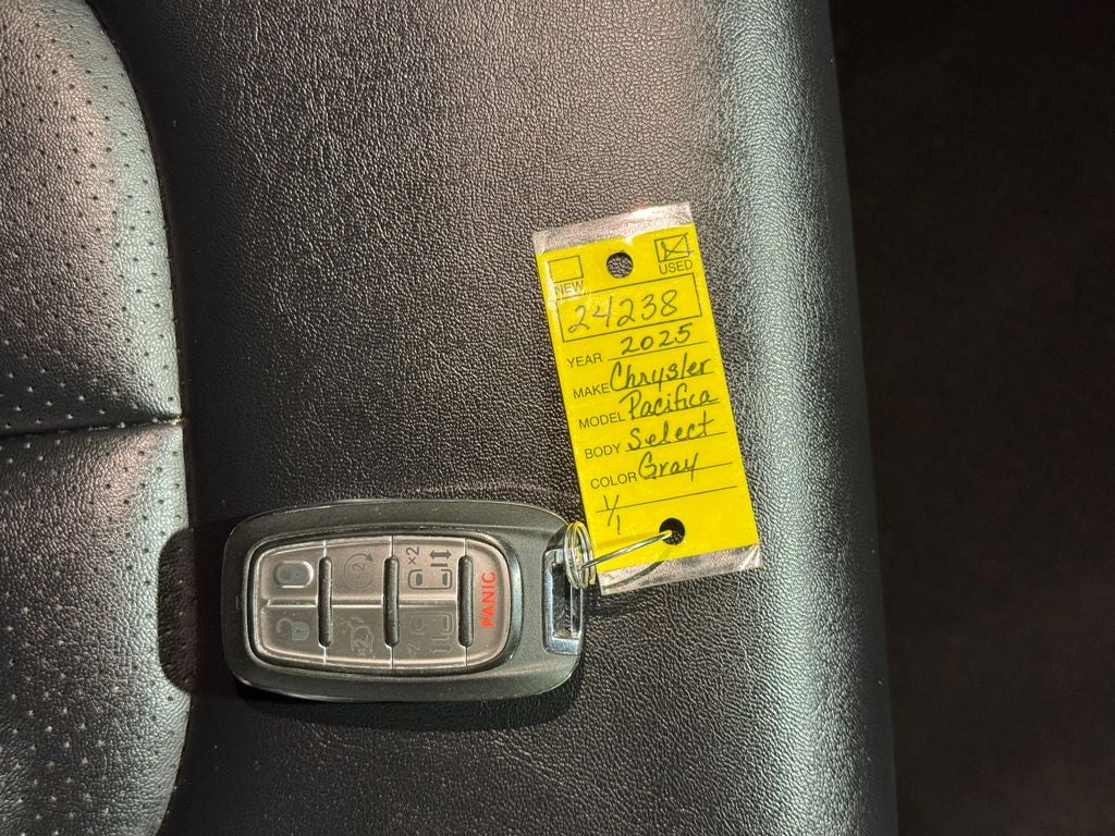 2025 Chrysler Pacifica Select