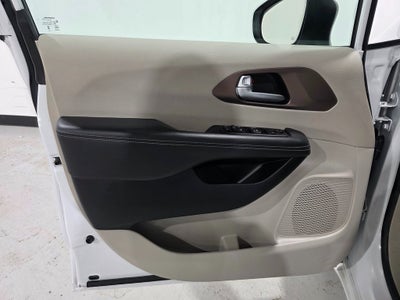 2024 Chrysler Voyager LX