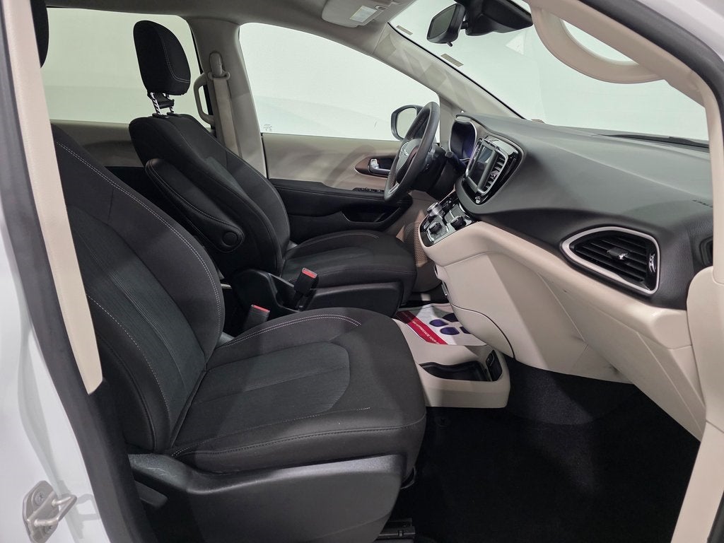 2024 Chrysler Voyager LX