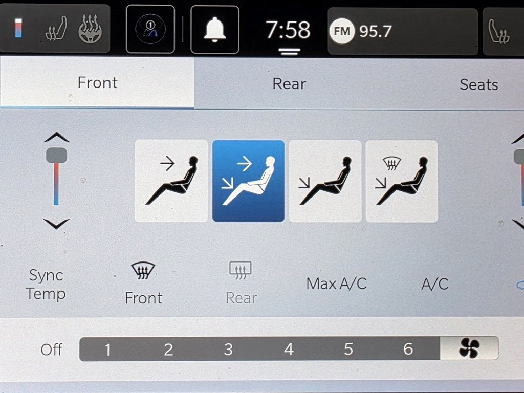 2024 Chrysler Voyager LX