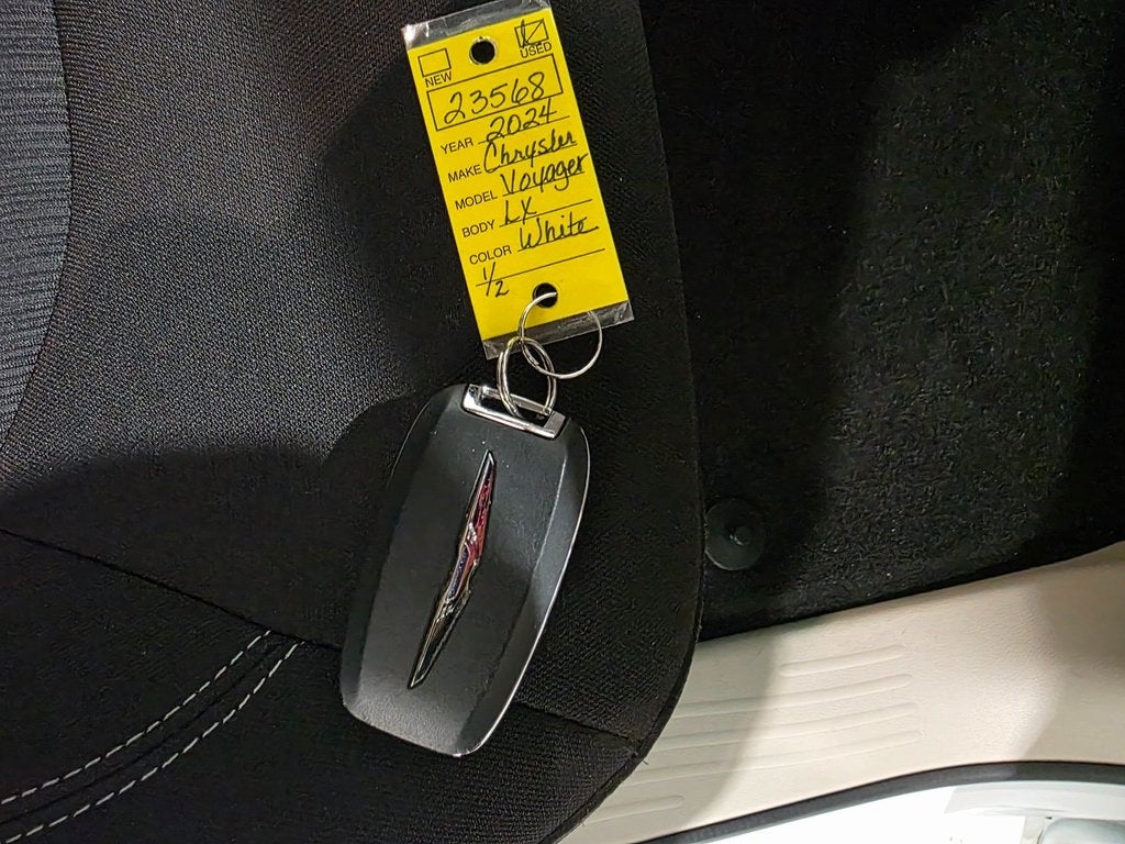 2024 Chrysler Voyager LX