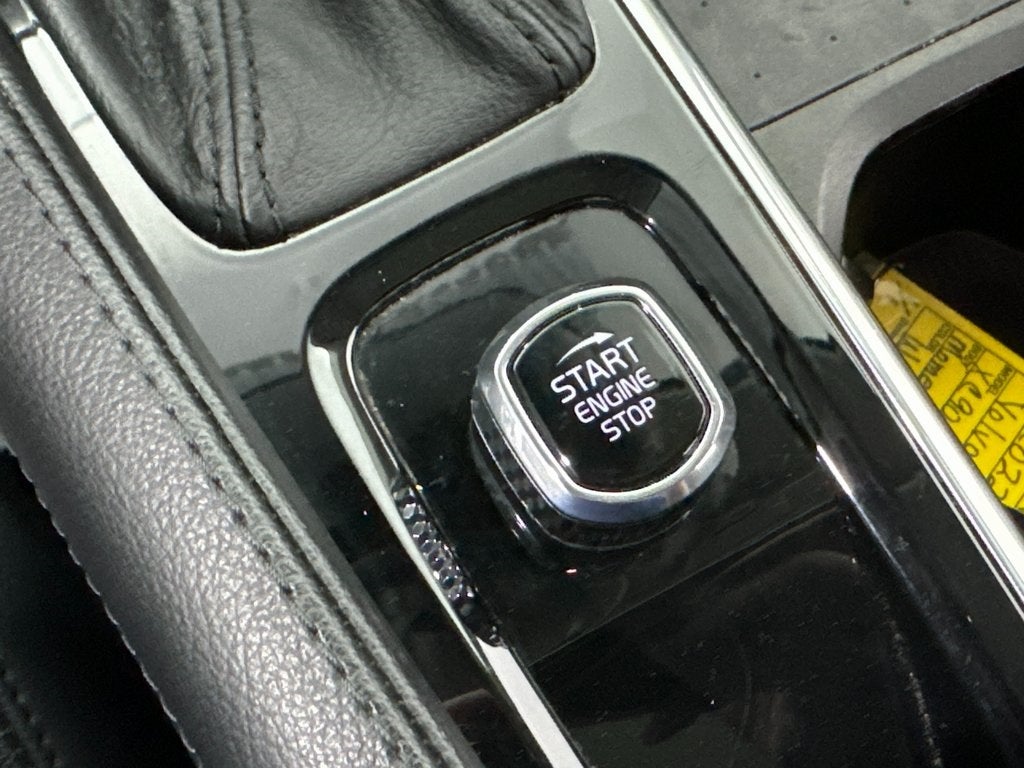 2022 Volvo XC90 T5 Momentum