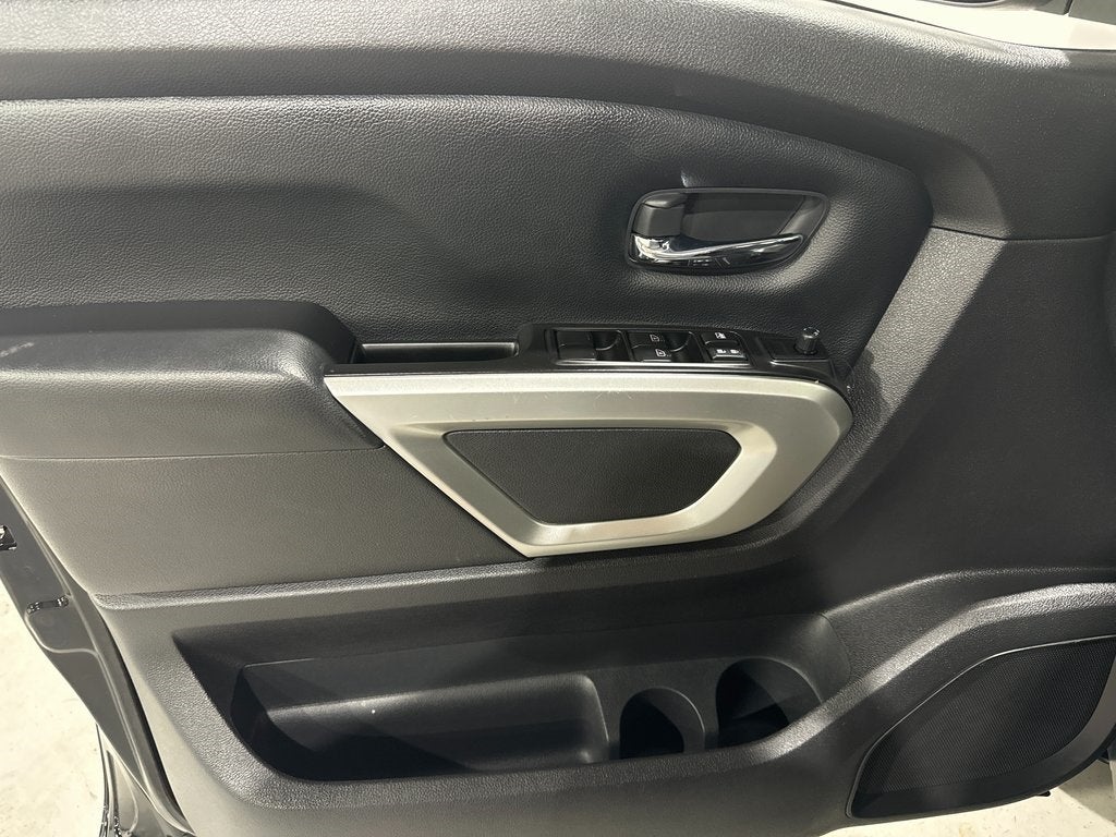 2023 Nissan TITAN SV