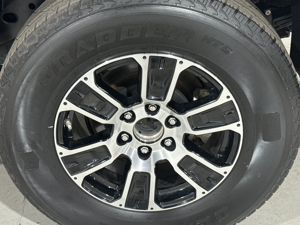 2023 Nissan TITAN SV