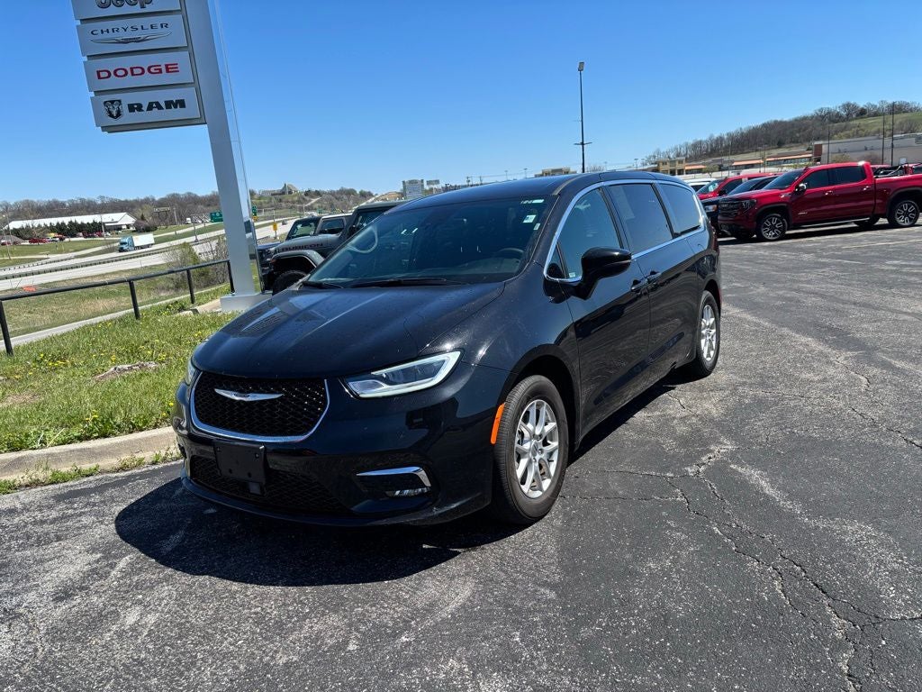 Used 2025 Chrysler Pacifica Select with VIN 2C4RC1BG3SR548033 for sale in Kansas City