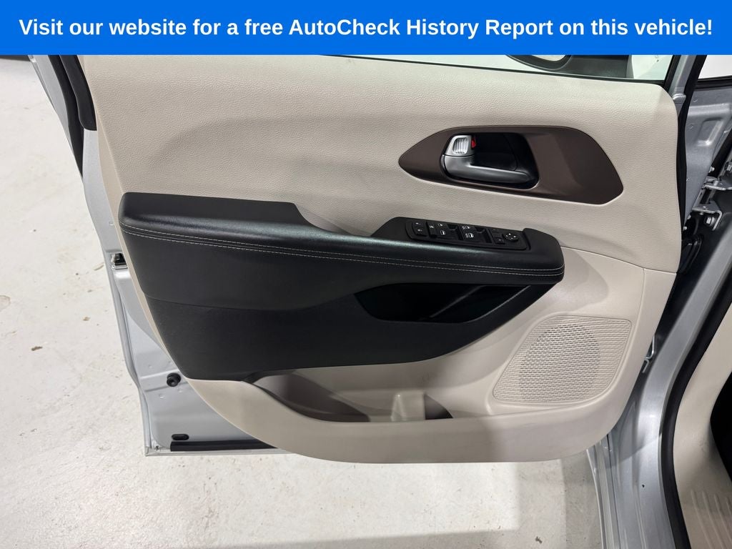 2023 Chrysler Voyager LX