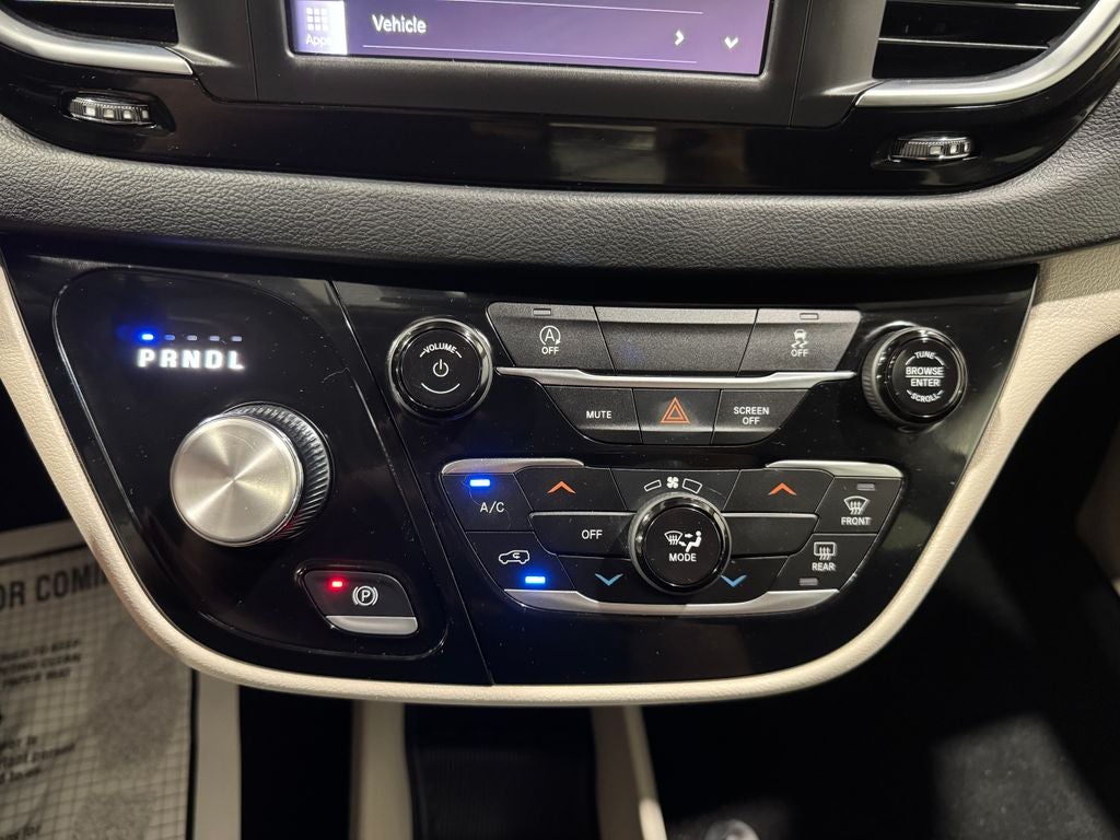 2023 Chrysler Voyager LX