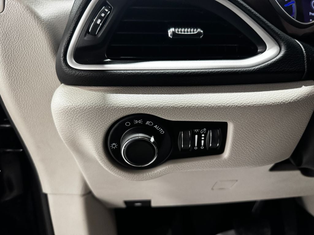 2023 Chrysler Voyager LX