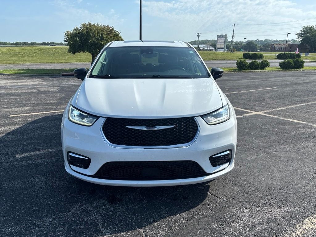 Used 2024 Chrysler Pacifica Limited with VIN 2C4RC1GG2RR115547 for sale in Kansas City