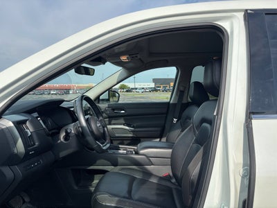 2023 Nissan Pathfinder SL Premium