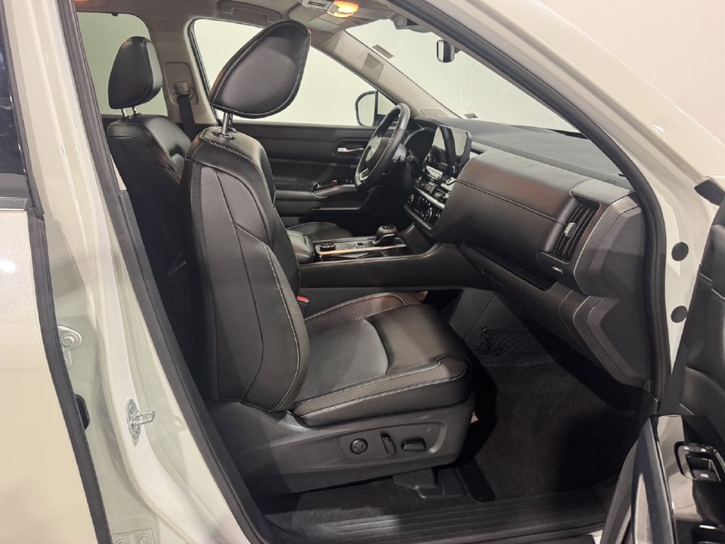 2023 Nissan Pathfinder SL Premium