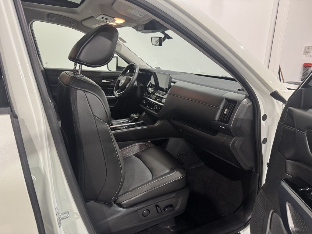 2023 Nissan Pathfinder SL Premium