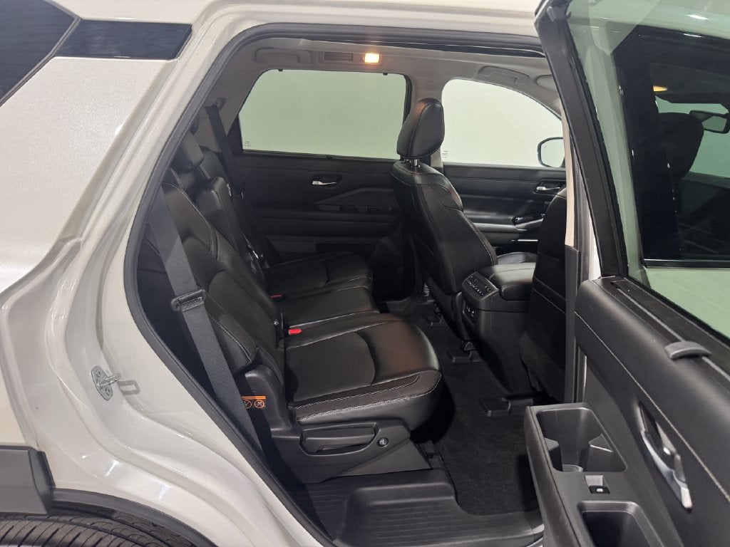 2023 Nissan Pathfinder SL Premium