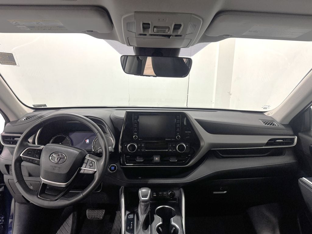 Used 2022 Toyota Highlander XLE with VIN 5TDGZRBH4NS252043 for sale in Kansas City