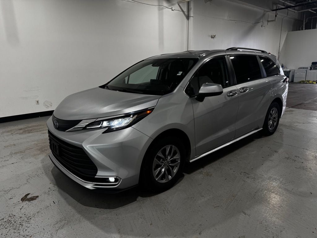 Used 2023 Toyota Sienna XLE with VIN 5TDYRKEC8PS161372 for sale in Kansas City